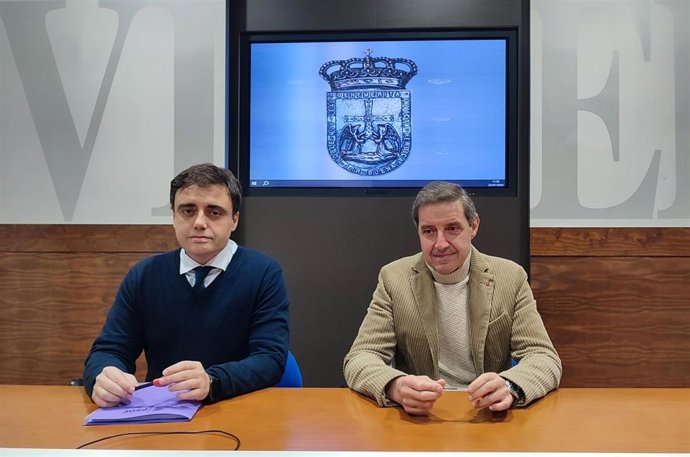 El portavoz del PSOE en el Ayuntamiento de Oviedo, Carlos Fernández Llaneza, y el concejal Javier Ballina, en rueda de prensa.
