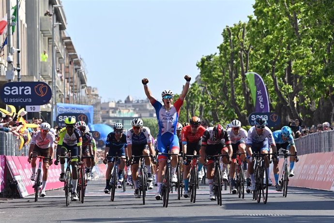 Archivo - El ciclista Arnaud Démare (Groupama-FDJ) gana la quinta etapa del Giro de Italia 2022 con final en Messina