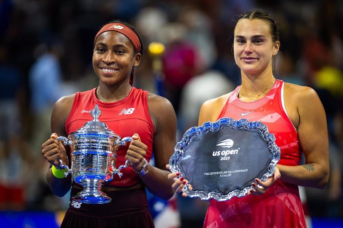 Archivo - Coco Gauff y Aryna Sabalenka tras la final del US Open de 2023