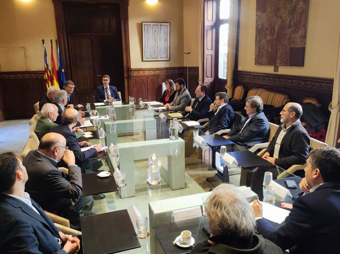 El vicepresidente del Govern, Antoni Costa, con los representantes de los círculos de economía de Barcelona, Mallorca y Menorca