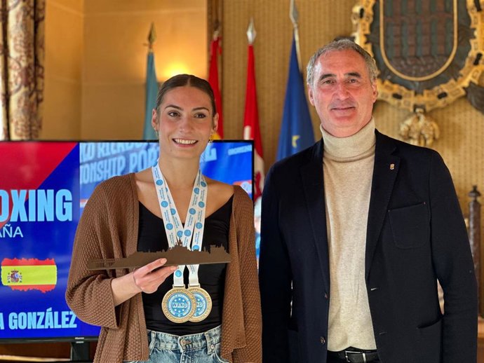 La luchadora Marta González y el alcalde de Segovia, José Mazarías