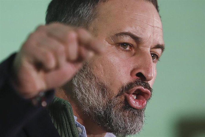 El líder de Vox, Santiago Abascal, interviene durante la presentación de candidatos para las elecciones gallegas, en Pontevedra, Galicia (España).