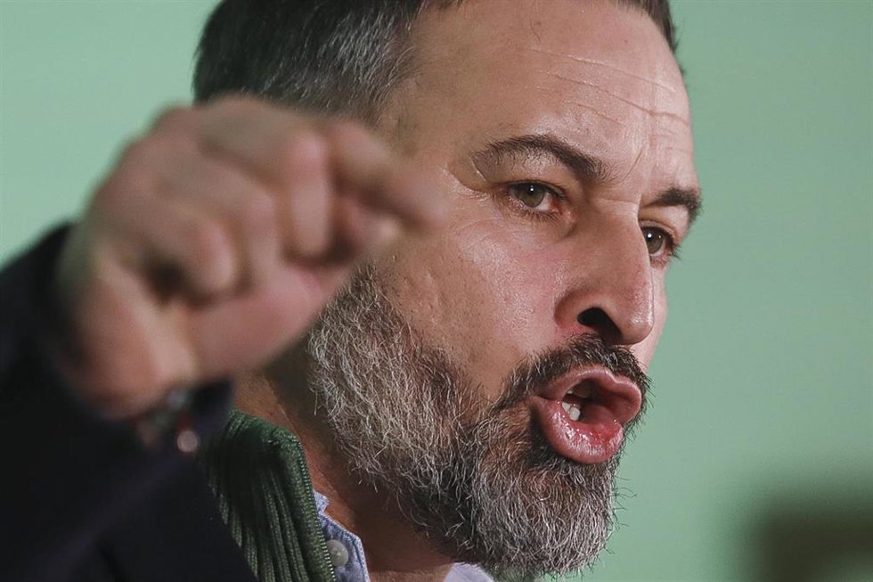 El líder de Vox, Santiago Abascal, interviene durante la presentación de candidatos para las elecciones gallegas, en Pontevedra, Galicia (España).