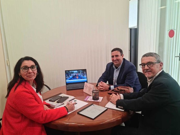 La diputada de Cohesión Social junto con los responsables del Sitting Volley Sevilla