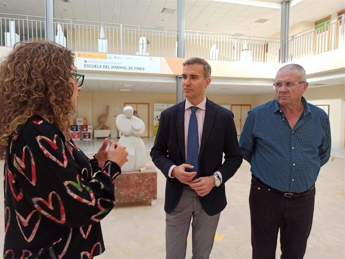 Archivo - Amos García visita la Escuela de Mármol de Fines, en Almería