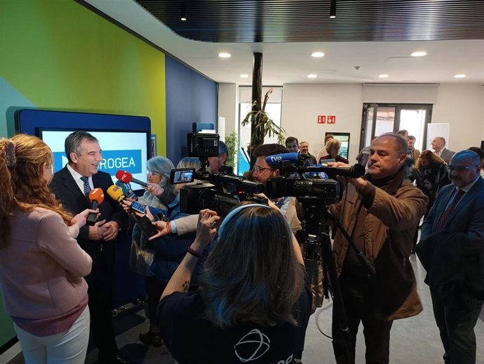 El consejero de Medio Ambiente, Universidades, Investigación y Mar Menor, Juan María Vázquez, atendió a los medios de comunicación tras la reunión de la Mesa Técnica del Mar Menor, organizada por Hidrogea.