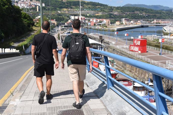 Imagen de dos personas paseando por Bilbao.