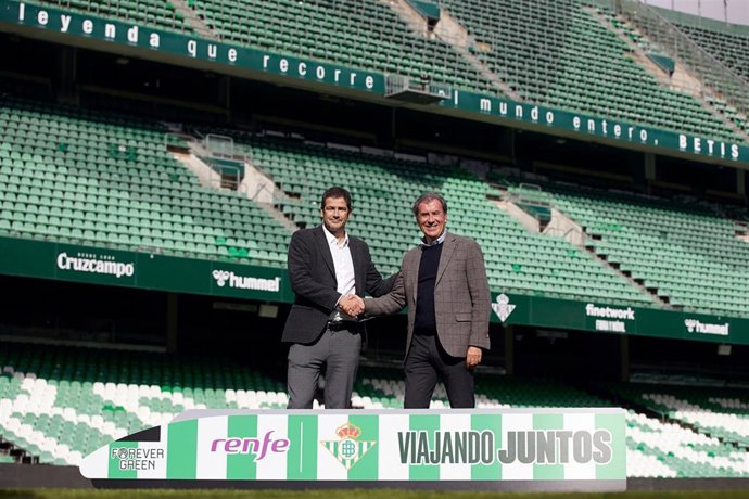 El convenio ha sido suscrito en el Estadio Benito Villamarín por Ramón Alarcón, CEO del Real Betis Balompié, y por Francisco Arteaga, representante institucional de Renfe en Andalucía.