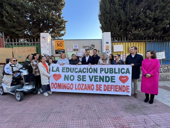 El portavoz municipal socialista, Daniel Pérez, junto a ediles socialistas y familias de alumnos del CEIP Domingo Lozano