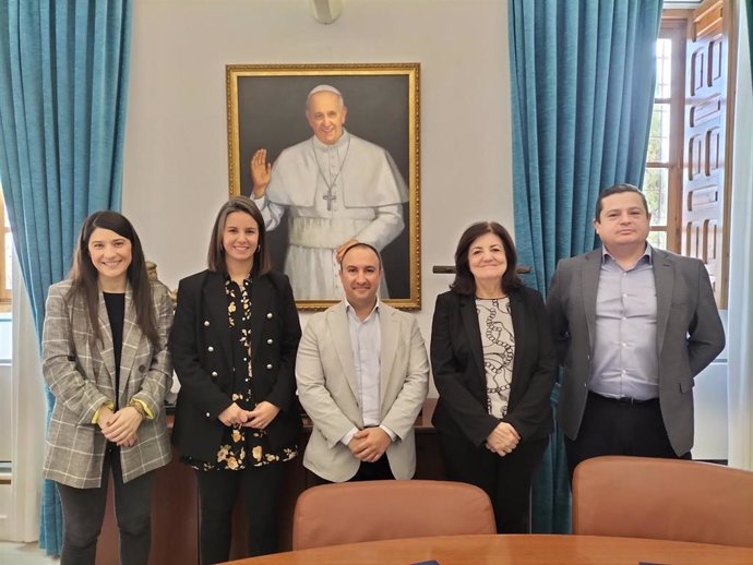 Eva Salazar, coordinadora de la nueva Cátedra; Beatriz Muñoz, directora de AROMAIS y de la Cátedra; Juan Ramón Arias, director de AROMAIS; María Dolores García, presidenta de la UCAM, y Luis Tejada, director de la Oficina de Transferencia de Resultados