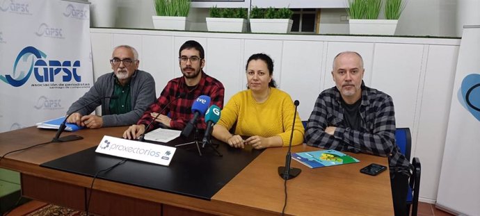 El presidente de Adega, Roi Cuba, junto a los miembros de la directiva de la asociación ecologista, Paco Bañobre, Froilán Pallín y Belén Rodríguez.