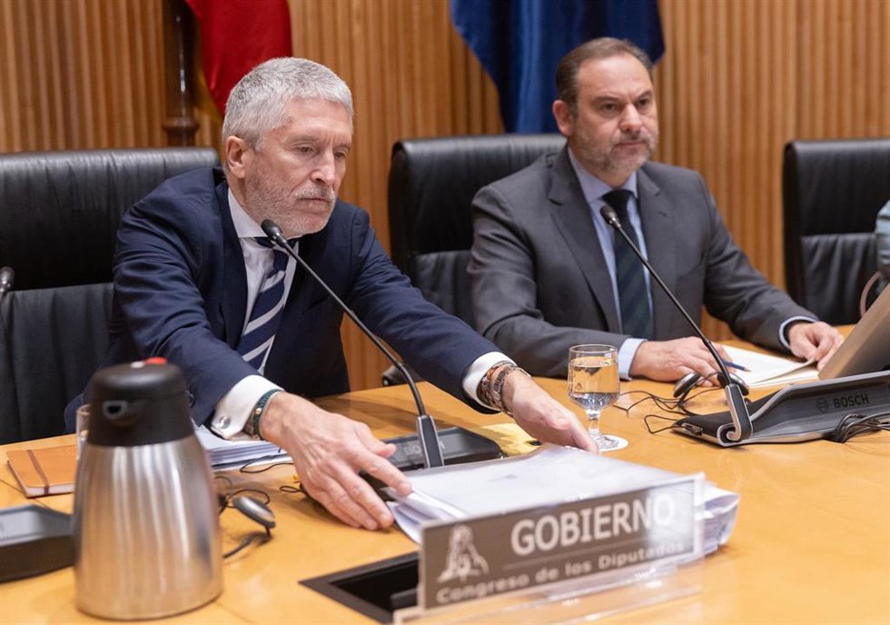 El ministro de Interior, Fernando Grande-Marlaska (i) y el presidente de la comisión de Interior, José Luis Ábalos (d), durante la Comisión de Interior, en el Congreso de los Diputados, a 23 de enero de 2024, en Madrid (España).Durante la comisión, Marl