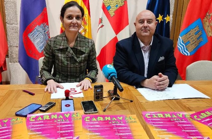 La teniente de alcalde de Empleo, Industria, Comercio, Turismo y Cultura en el Consistorio, Sonsoles Prieto, y el concejal de Turismo, Deportes y Fiestas, Carlos López.