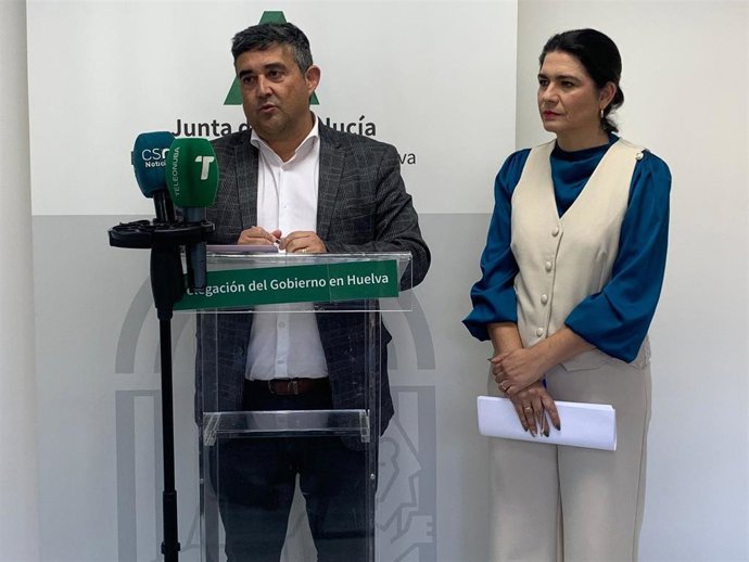 El delegado de la Junta en Huelva, José Manuel Correa, acompañado por la delegada territorial de Economía, Hacienda y Fondos Europeos y de Industria, Energía y Minas, Lucía Núñez.