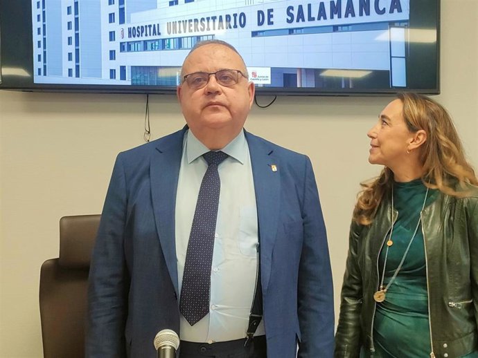El consejero de Sanidad, Alejandro Vázquez (i), junto a la nueva gerente del Hospital de Salamanca, Carmen Rodríguez (d)