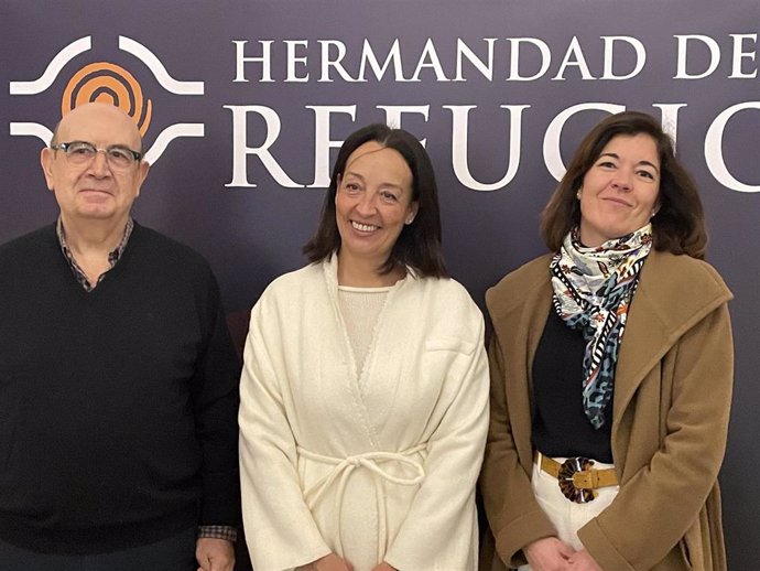 La consejera de Bienestar Social y Familia del Gobierno de Aragón, Carmen Susín; la secretaria general técnica del Departamento, Lucía Horno; y el hermano mayor de la Hermandad del Refugio de Zaragoza, Santiago Sánchez.