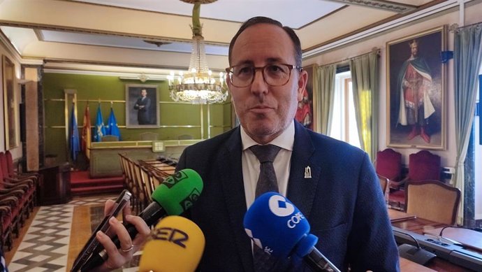 El primer teniente de alcalde  de Oviedo y concejal de Interior, Mario Arias, atiende a los medios.