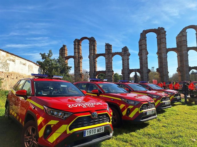 Nuevos vehículos del servicio de bomberos de la Diputación de Badajoz este martes en el Acueducto de los Milagros de Mérida