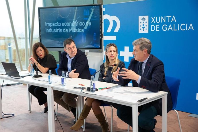 El conselleiro de Cultura, Román Rodríguez, y el director de la Axencia Galega das Industrias Culturais, Jacobo Sutil, en la presentación del informe Impacto da Industria Musical de Galicia, junto a la presidenta de AGEM, Patricia Hermida