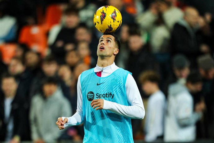 Archivo - Joao Cancelo of Barcelona warms up during the spanish league, La Liga EA Sports, football match played between Valencia CF and FC Barcelona at Mestalla stadium on December 16, 2023, in Valencia, Spain.