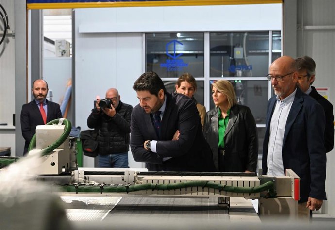 El presidente del Gobierno de la Región de Murcia, Fernando López Miras, visita en Cartagena la empresa Sinergia Racing Group