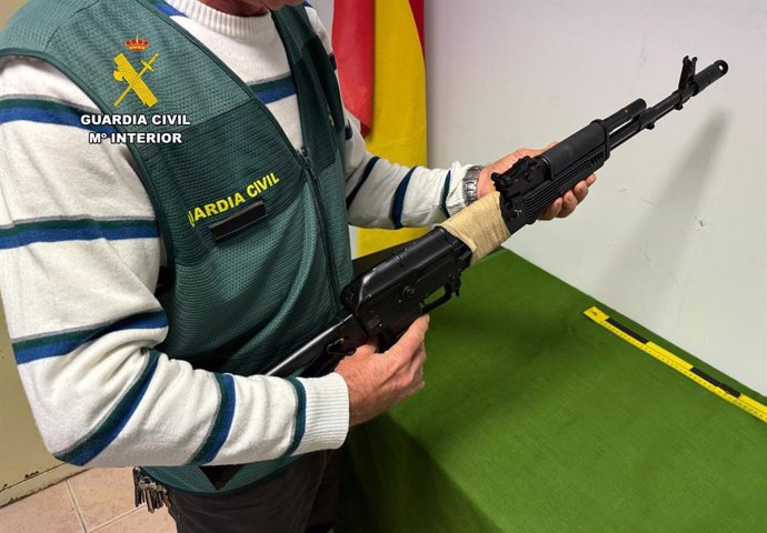 La Guardia Civil encontró durante el registro de uno de los asaltantes denunciados un fusil simulado del modelo AK-47, escondido en el domicilio de Felanitx.