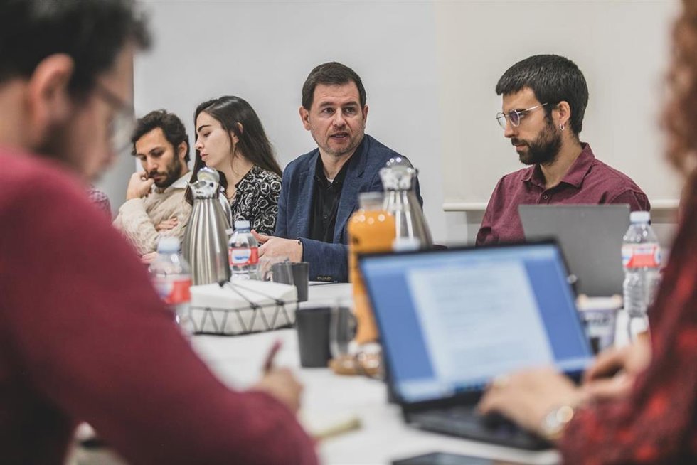 Archivo - En el centro de la imagen, el director del área de Inteligencia Artificial de Adigital, Justo Hidalgo.