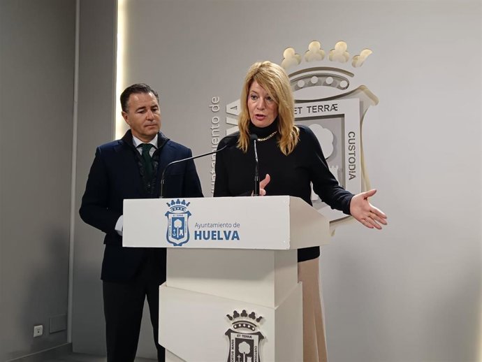 La alcaldesa de Huelva, Pilar Miranda, y el primer teniente alcalde de Urbanismo y Medio Ambiente, Felipe Arias, este martes en rueda de prensa.