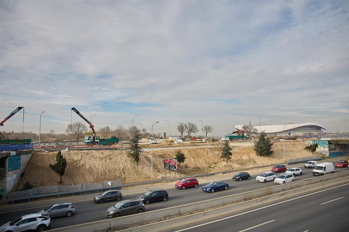 Una imagen de la M-40 a su paso por el estadio Metropolitano.