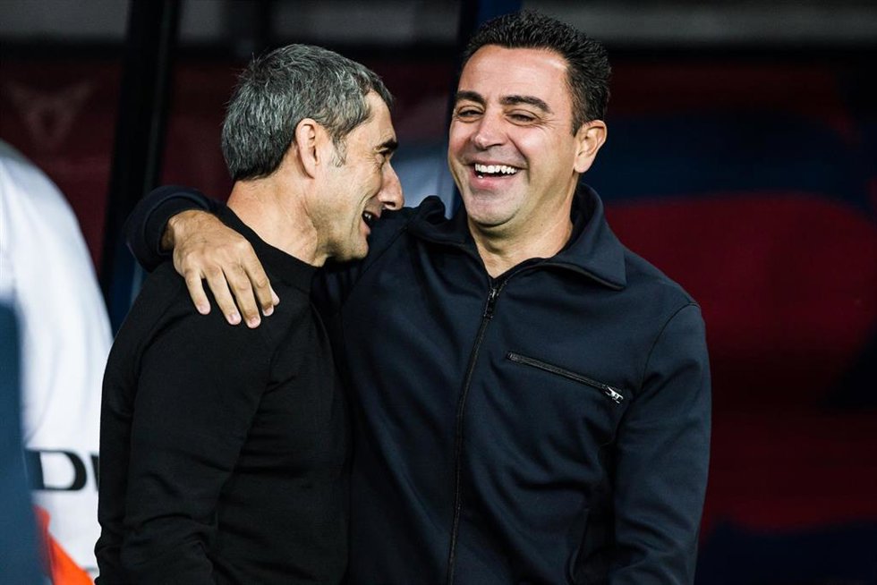 Archivo - Ernesto Valverde, head coach of Athletic Club, talks to Xavi Hernandez, head coach of FC Barcelona, during the spanish league, La Liga EA Sports, football match played between FC Barcelona and Athletic Club de Bilbao at Estadio Olimpico de Mon