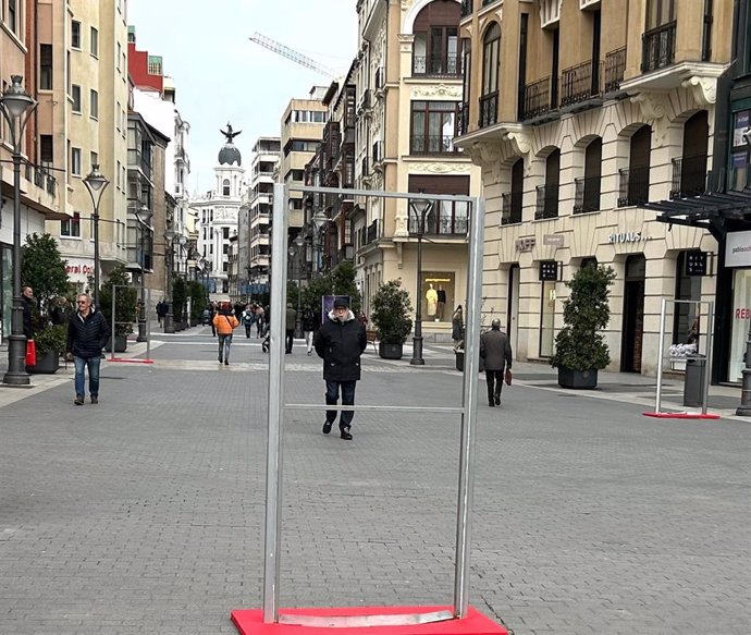 Soportes en los que se instalaron los carteles sobre los premios Goya en la calle Santiago de Valladolid, de los cuales muchos han desparecido del lugar.