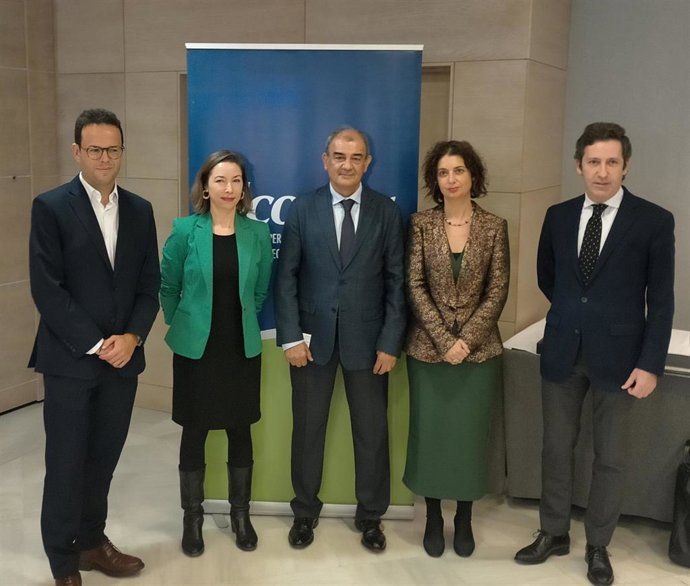 Imagen de los participantes en la inauguración de la jornada monográfica organizada por la Unión de Cooperativas de Enseñanza de la Región de Murcia (Ucoerm), con Juan Antonio Pedreño en el centro