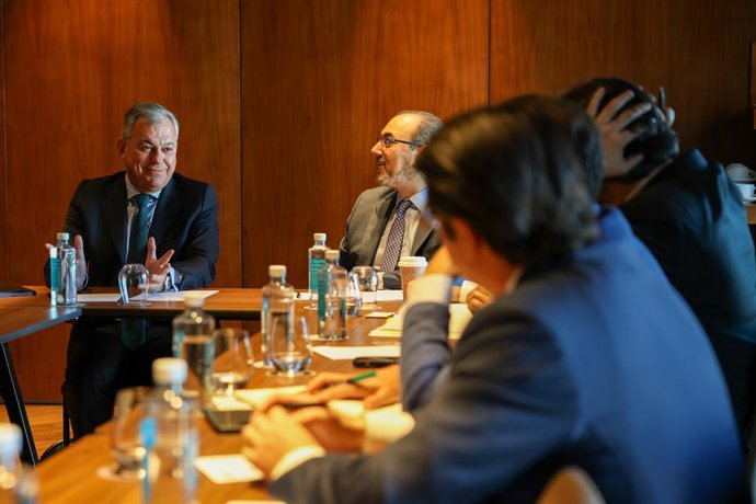 El alcalde de Sevilla, José Luis Sanz, con el presidente del Banco Iberoamericano de Desarrollo, Sergio Díaz-Granados.