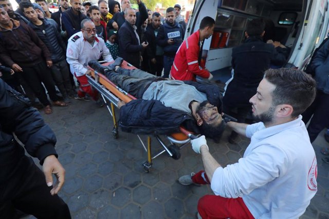 Un herido por los ataques israelíes es trasladado a un hospital en Gaza.