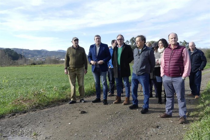 Los senadores Íñigo Fernández y Juan Carlos García Diego con afectados por la Ley de Costas en las Marismas de Carasa