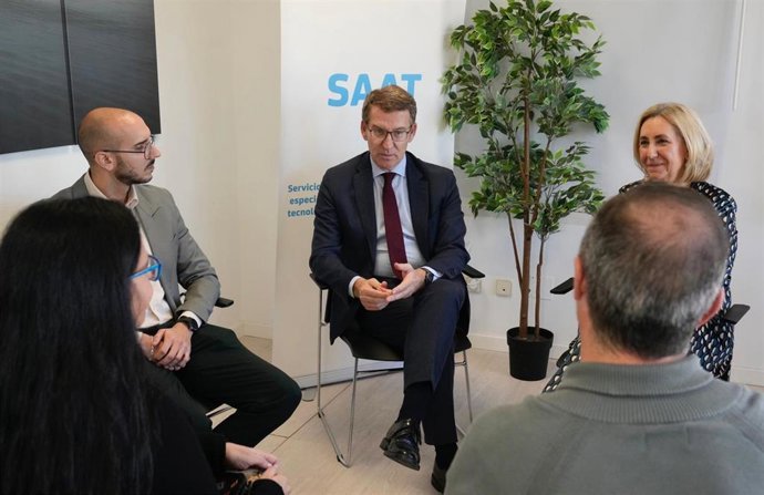 El presidente del PP, Alberto Núñez Feijóo, junto a las vicesecretarias de Sanidad y Educación y de Movilización y Reto Digital, respectivamente, Ester Muñoz y Noelia Núñez, visitan el Centro de Atención en Adicciones Tecnológicas de la Comun en Madrid.