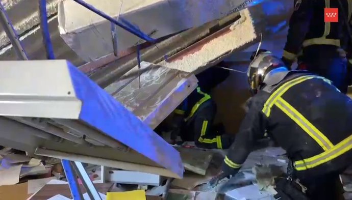 Cinco trabajadores heridos leves, tres de ellos atrapados, al derrumbarse una nave logística en Pinto