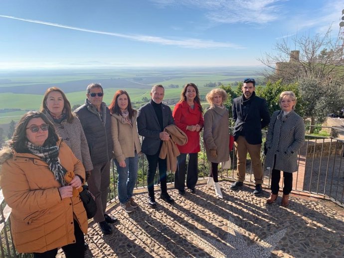 Archivo - El secretario de Organización del PSOE de Sevilla, Rafael Recio, en el centro de la imagen, junto a la parlamentaria Encarnación Martínez y la candidata del PSOE a la Alcaldía de Carmona, Maribel Montaño.