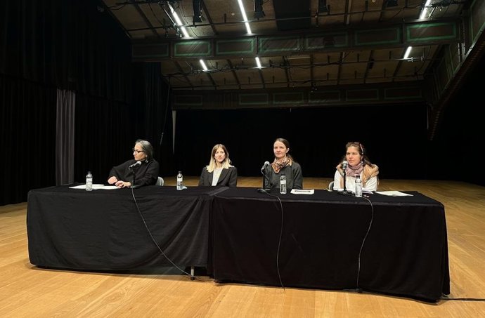 Las coreógrafas Núria Guiu y Ingri Fiksden junto a la directora del Mercat de les Flors, ngels Margarit, durante la rueda de prensa en la que han presentado el espectáculo 'Supermedium'.