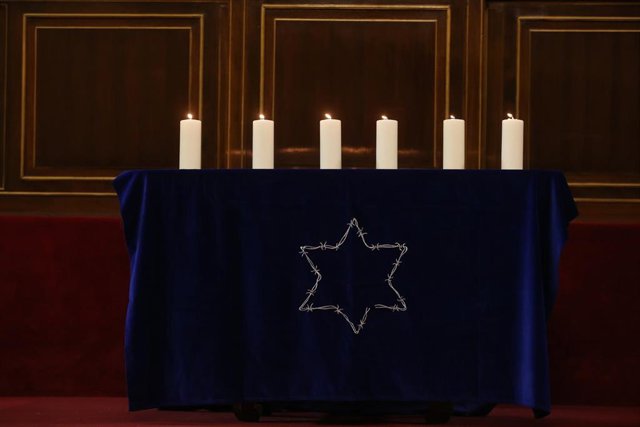 Archivo - Velas encendidas en el Acto de Estado de Memoria del Holocausto y de Prevención de los Crímenes contra la Humanidad, en el Senado, a 27 de enero de 2022.