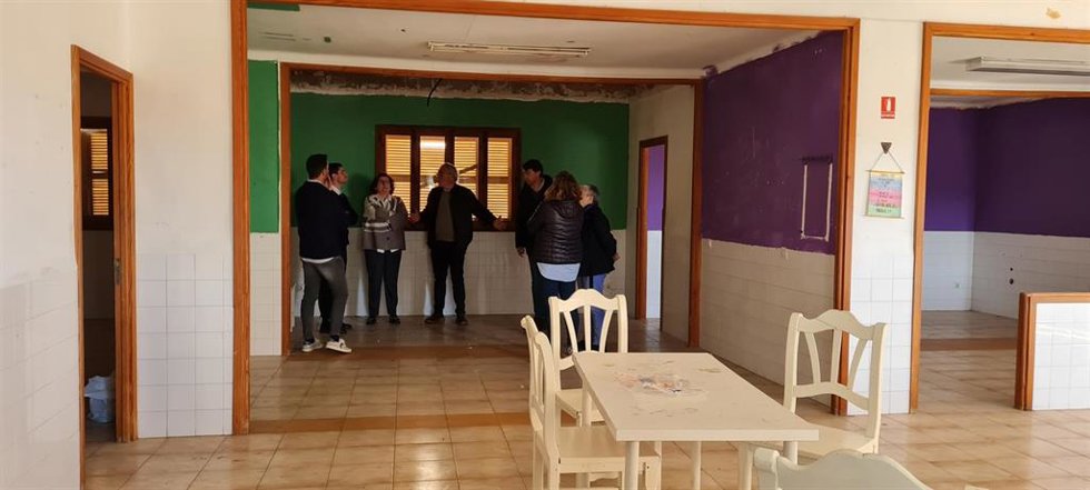 Visita al edificio que podría albergar el nuevo centro de día de Sineu, y que anteriormente fue un PAC.