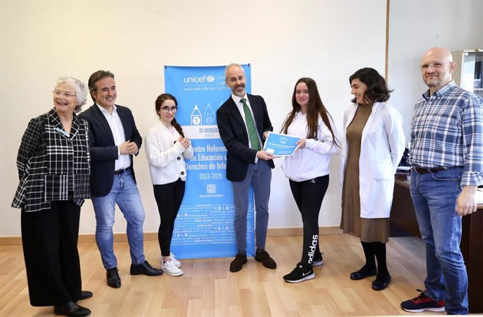 Entrega del reconocimiento de Unicef al IES Muriedas como Centro Referente en Derechos de la Infancia.