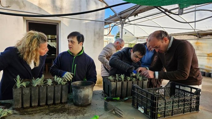 El alcalde de Cáceres, Rafael Mateos, y la concejala de la Universidad Popular, Jacobi Ceballos, visitan el taller ocupacional de Down en los huertos de ocio de la Ribera del Marco