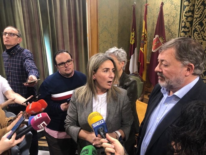 La delegada del Gobierno en C-LM, Milagros Tolón, y el alcalde de Cuenca, Darío Dolz.