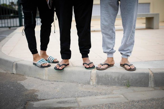Archivo - Grupos de migrantes procedentes de Canarias, pasean por los alrededores del barrio del El Toyo (Almería) en una imagen de archivo. 