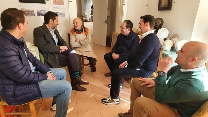 El presidente de la Diputación de Almería, Javier Aureliano García, visita el taller del pintor y escultor Antonio López junto con cargos de institución y el diputado nacional del PP Borja Sémper.