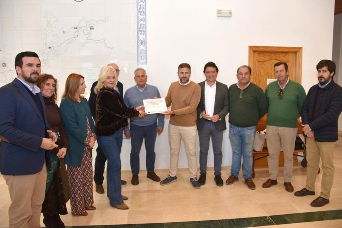 Entrega de la placa identificativa a la Comunidad de Regantes de Guadalcacín.