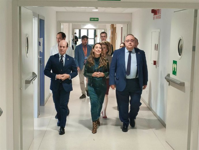 La nueva gerente del Hospital de Salamanca, Carmen Rodríguez (c), junto al consejero de Sanidad, Alejandro Vázquez (d), en el complejo asistencial antes de su presentación