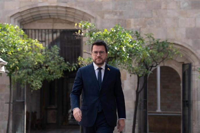 El presidente de la Generalitat de Catalunya, Pere Aragons, a su llegada a una rueda de prensa, en el Palau de la Generalitat, a 23 de enero de 2024, en Barcelona, Catalunya (España). Durante la comparecencia, Aragons, ha anunciado cambios en el Gover