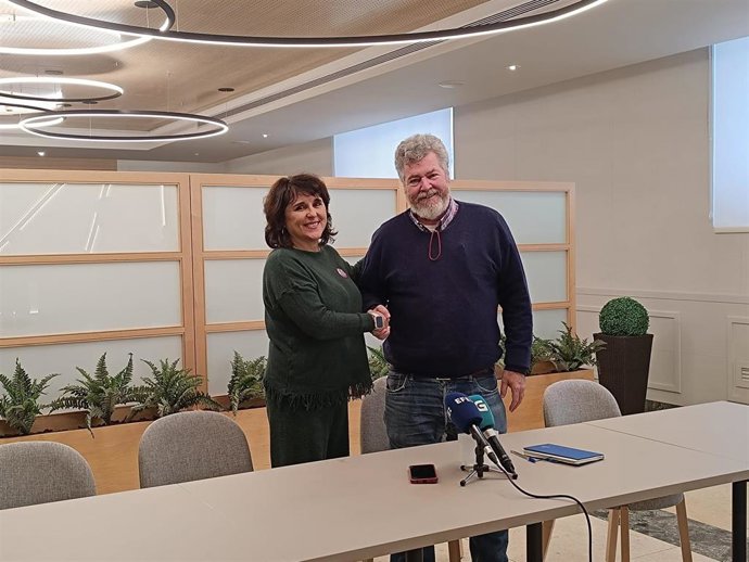 La candidata de Podemos a la Xunta, Isabel Faraldo, y el coordinador de Alianza Verde, Juan López de Uralde